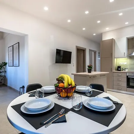 Spacious & Luxe 3br Downtown 1min To Apartment Kos-Stadt