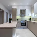 Spacious & Luxe 3br Downtown 1min To Apartment Kos Town